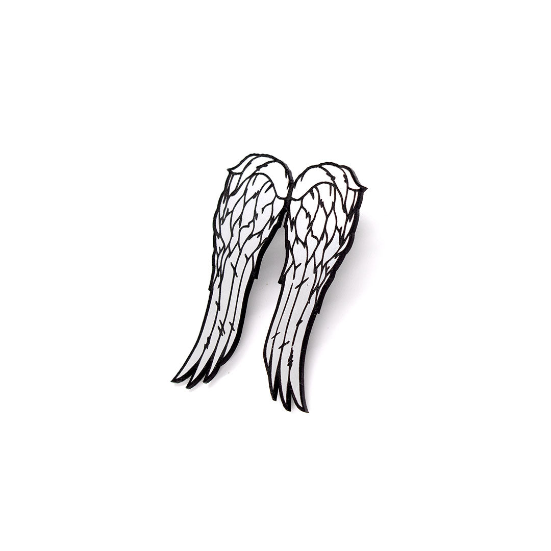 Pin Alas Daryl Plateadas Acrílico